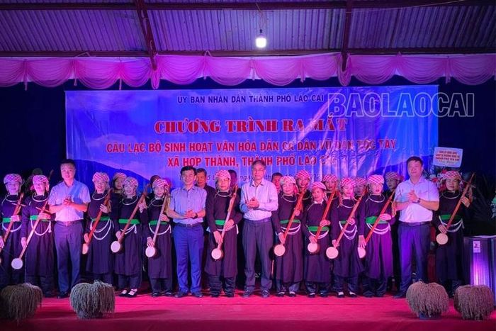  Trao nhạc cụ biểu diễn cho câu lạc bộ. 