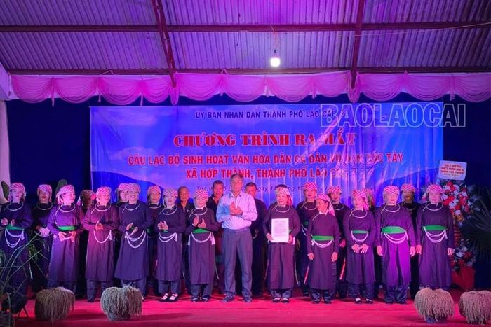  Đồng chí Hoàng Đăng Khoa, Tỉnh ủy viên, Phó Bí thư Thành ủy, Chủ tịch UBND thành phố Lào Cai trao quyết định thành lập câu lạc bộ. 