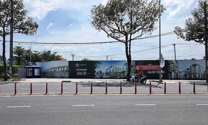 Một dự án bất động sản ''đắp chiếu'' trên đường Võ Thị Sáu, TP. Biên Hòa. Sự trầm lắng của thị trường bất động sản ảnh hưởng không nhỏ đến nguồn thu ngân sách địa phương. Ảnh Đỗ Doãn