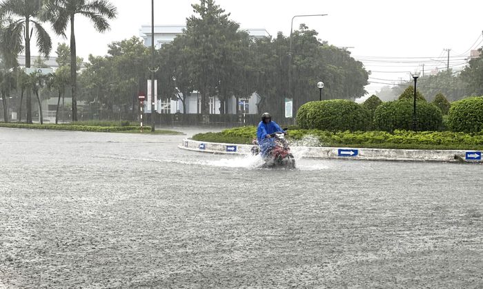 Tuyến đường ở Hùng Vương ngập nước sâu. 