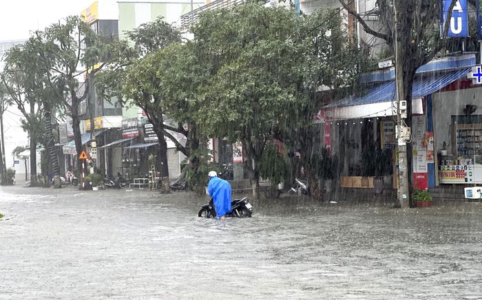 Đoạn đường Hùng Vương ngập nước sâu khiến việc di chuyển rất khó khăn.