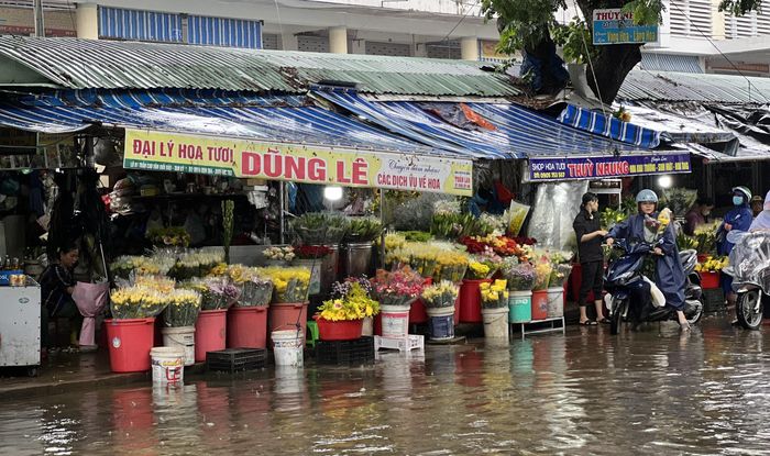 Tiểu thương ở chợ Tam Kỳ dọn đồ đạc lên vị trí cao.