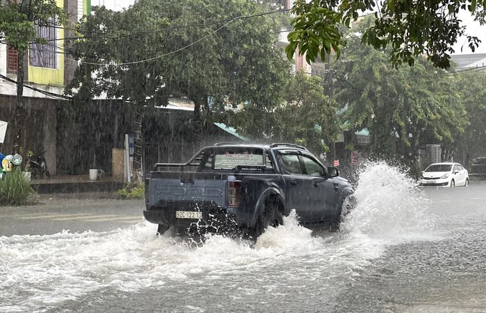 Đoạn đường Hùng Vương phương tiện lưu thông khó khăn.