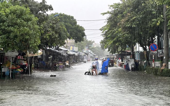 Đoạn đường ở chợ Tam Kỳ ngập nước sâu, nhiều người điều khiển phương tiện quay đầu.