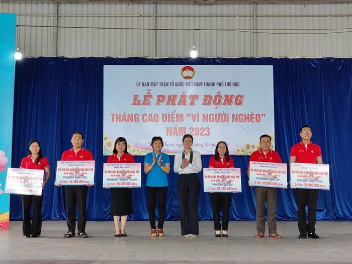 Trao học bổng đến đại diện lãnh đạo các phường tại buổi lễ.