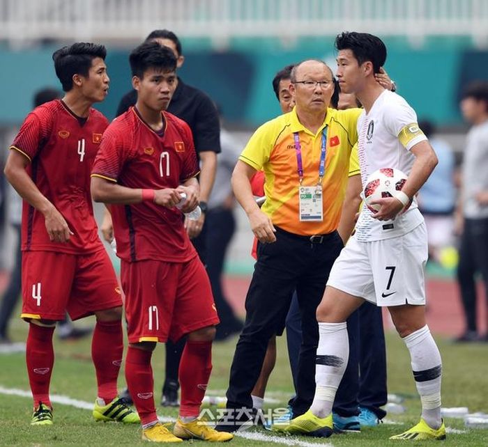 HLV người Hàn Quốc bất ngờ vì Son Heung Min đứng cạnh mình