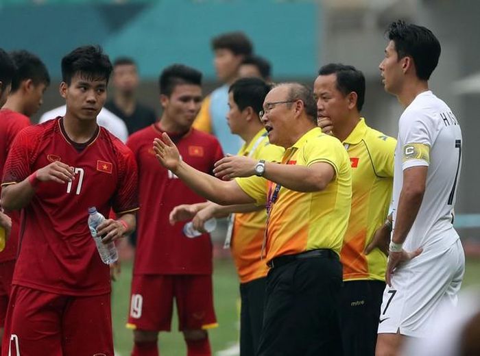 HLV Park chỉ đạo chiến thuật cho Olympic Việt Nam còn Son Heung Min đứng ngay phía sau