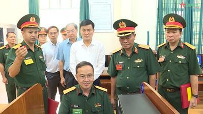  Đồng chí Nguyễn Chiến Thắng, Cục trưởng Cục Đăng kiểm, Bộ Giao thông vận tải và Ban tổ chức hội thi dự, kiểm tra thi "Lý thuyết".