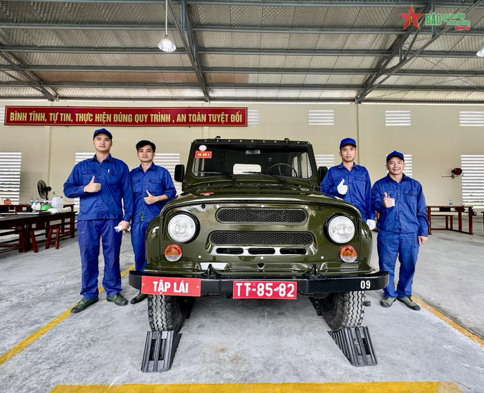  Các thí sinh tự tin trước khi bước vào thi "Bảo dưỡng, sửa chữa".