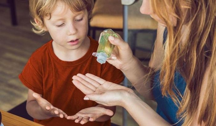 Người lớn cần dạy trẻ luôn giữ tay sạch sẽ. (Ảnh: ITN)