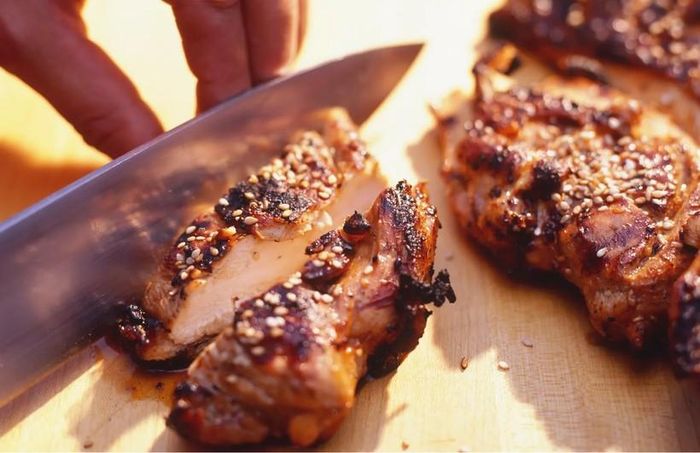 Nếu bạn cắt ức gà ngay khi chúng vừa rời khỏi vỉ nướng hoặc chảo, bạn sẽ làm nó mất rất nhiều nước. (Ảnh: ITN).