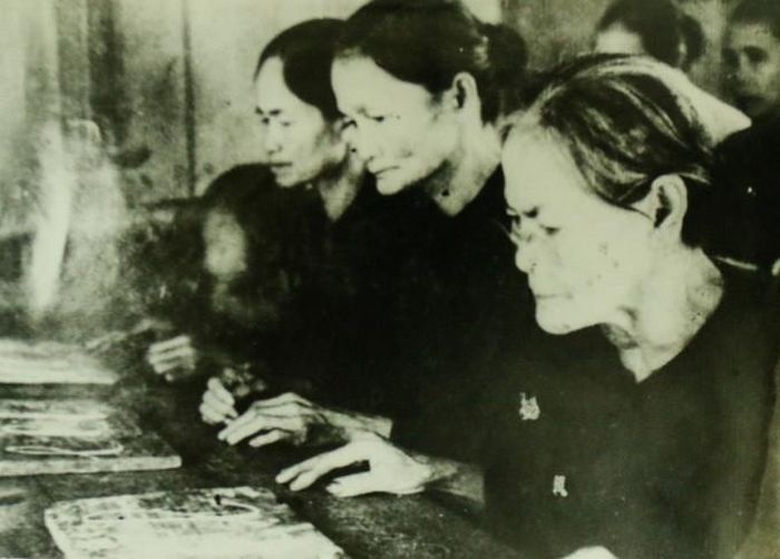 Các bà, các mẹ ở tỉnh Sa Đéc (khu vực Đồng Tháp ngày nay) đi học chữ trong kháng chiến chống pháp. Ảnh: Bảo tàng Lịch sử Quốc gia.