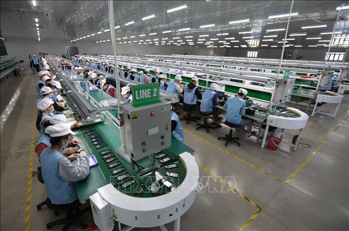Dây chuyền sản xuất máy tính bảng tại Đà Nẵng cho ra sản phẩm có tỷ lệ nội địa hóa lên tới 60%. Ảnh: TTXVN