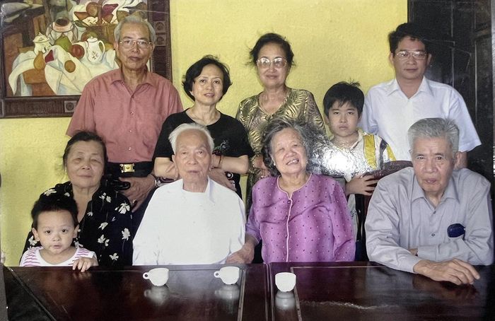 Trung tướng Đặng Kinh (ngồi ngoài cùng bên phải) cùng phu nhân (ngồi ngoài cùng bên trái) cùng Đại tướng Võ Nguyên Giáp, phu nhân cùng con cháu của hai gia đình trong một lần hai vị lão tướng gặp nhau. Ảnh do gia đình cung cấp