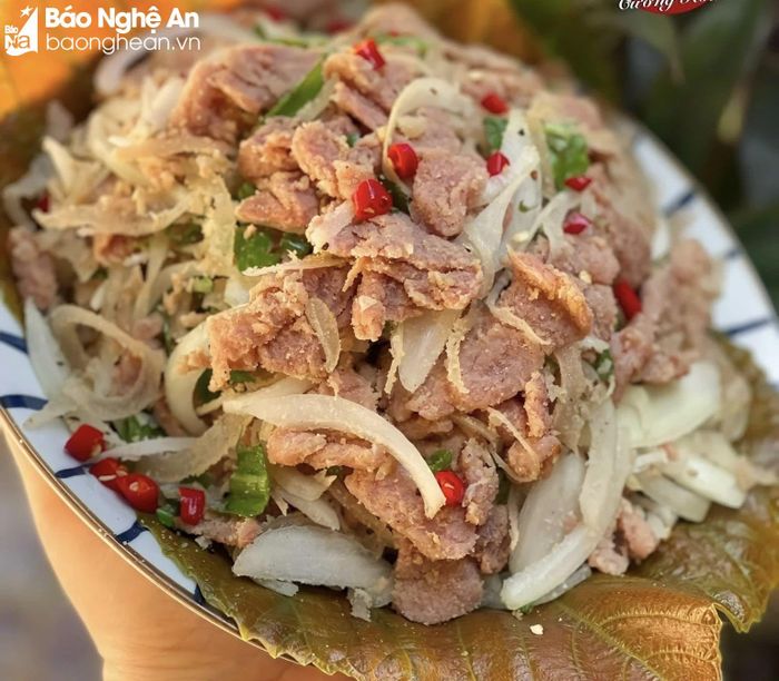  Thịt chua khi ăn được bóp cùng hành tây, lá chanh, ăn kèm với lá đinh lăng, lá sung... Ảnh: PV 