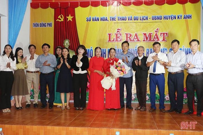 Ban chủ nhiệm CLB gia đình phát triển bền vững; nhóm phòng, chống bạo lực gia đình; địa chỉ tin cậy tại cộng đồng thôn Đồng Phú ra mắt và nhận nhiệm vụ.