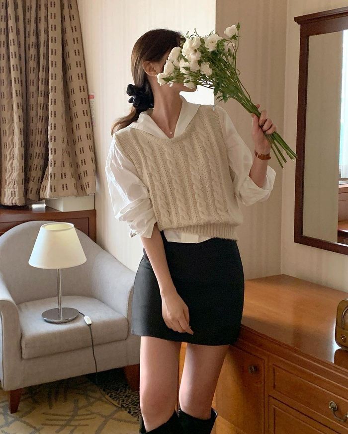 Điệu đà một chút thì bạn có thể học tập cô nàng này diện áo sơ mi, áo blouse với áo gile và chân váy ngắn. Bạn nên chọn áo gile dáng ngắn để tôn dáng cao ráo, tránh dìm dáng thấp bé