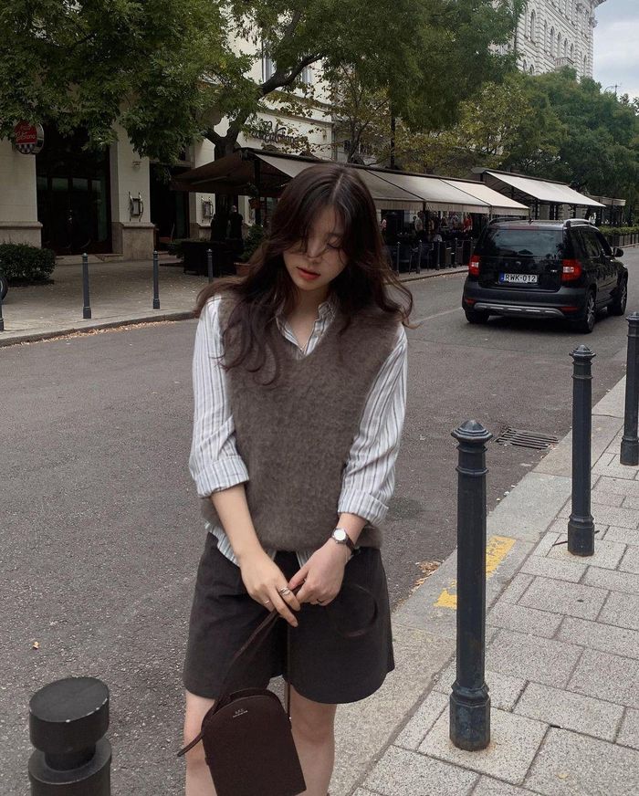 Cô nàng này có phần phá cách, năng động khi diện áo gile, sơ mi kẻ và quần short. Set đồ không mix&amp;match quá cầu kỳ nhưng vẫn ghi điểm ưng mắt tuyệt đối cho chủ nhân