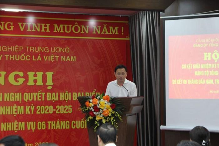 Ông Hồ Lê Nghĩa, Bí thư Đảng ủy, Chủ tịch Hội đồng Thành viên Vinataba phát biểu đáp từ tại Hội nghị