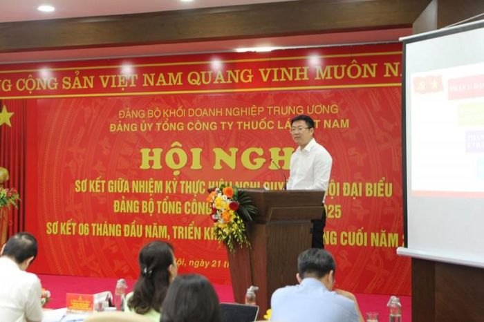 Ông Hà Quang Hòa – Tổng Giám đốc Vinataba trình bày báo cáo Sơ kết 6 tháng đầu năm thực hiện Nghị quyết Đại hội đại biểu Đảng bộ Tổng công ty lần thứ III và triển khai nhiệm vụ 6 tháng cuối năm 2023