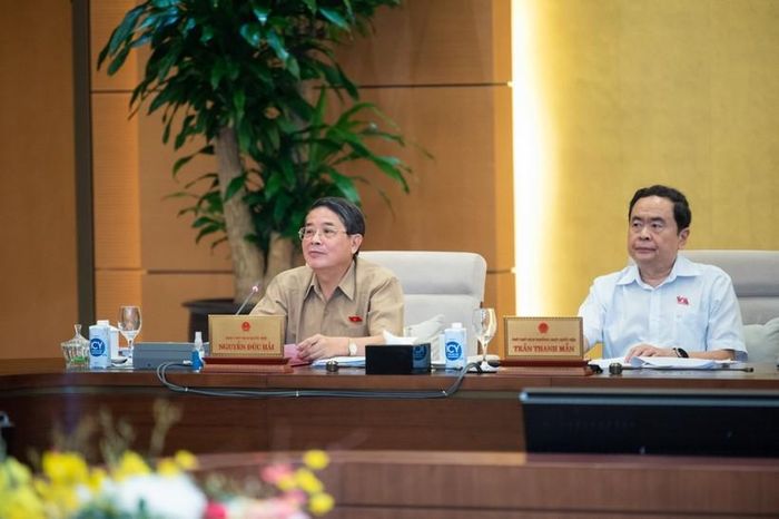 Phiên họp diễn ra dưới sự điều hành của Phó Chủ tịch Quốc hội Nguyễn Khắc Định.