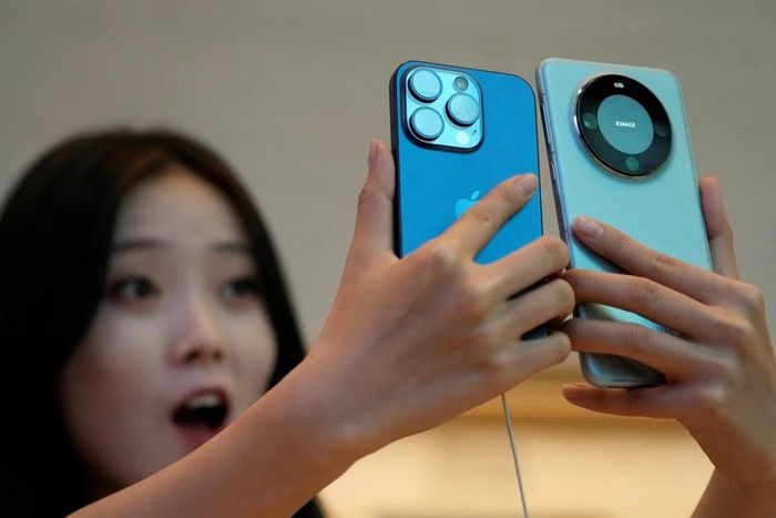 Huawei Mate 60 Pro và iPhone 15 sẽ cạnh tranh khốc liệt trên thị trường smartphone Trung Quốc. (Ảnh: Reuters)