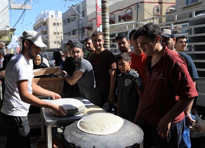 Người dân Palestine chờ nhận thực phẩm tại Dải Gaza, ngày 15/10/2023. Ảnh: THX/TTXVN