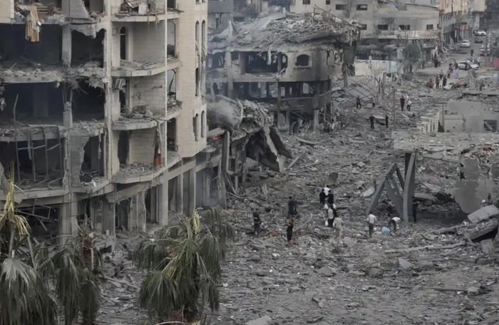 Quang cảnh một góc Gaza City sau đợt không kích của Israel. Ảnh: Reuters