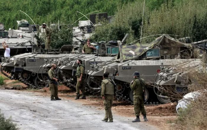 Dàn xe bọc thép chở quân (APC) của Israel gần biên giới với Liban, miền Bắc Israel, ngày 9/10/2023. Ảnh: Reuters
