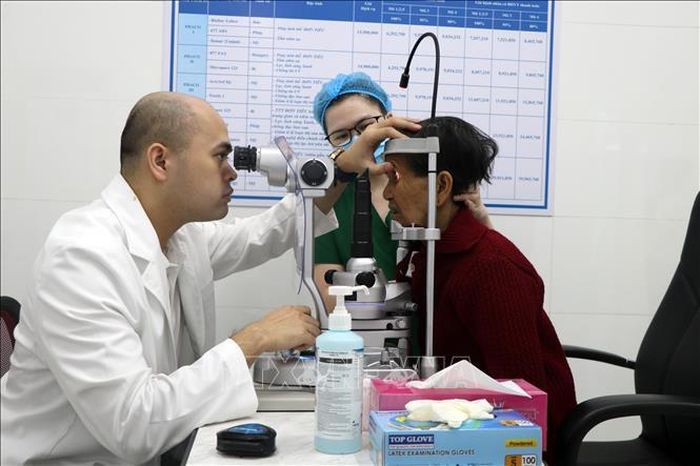 Các bệnh nhân nặng, người dân tộc thiểu số được hỗ trợ khám, điều trị tại Bệnh viện Mắt Kon Tum.