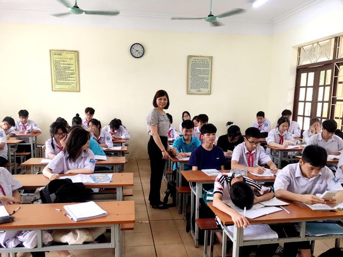 Cô Đoàn Thị Thái – Hiệu trường Nhà trường thăm từng lớp và động viên các bạn học sinh 2k8 chuẩn bị bước vào kỳ thi chuyển cấp 