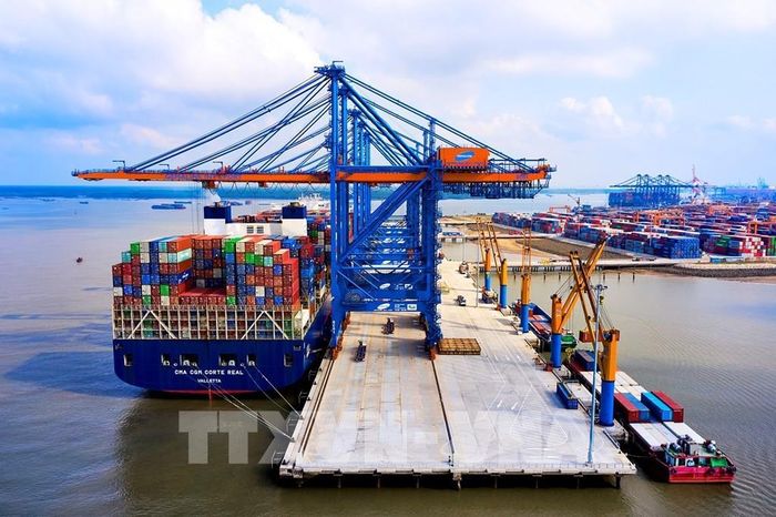 Tàu mẹ trọng tải 200.000 DWT cập cảng quốc tế Gemalink, thị xã Phú Mỹ, tỉnh Bà Rịa - Vũng Tàu. Ảnh: Hồng Đạt - TTXVN