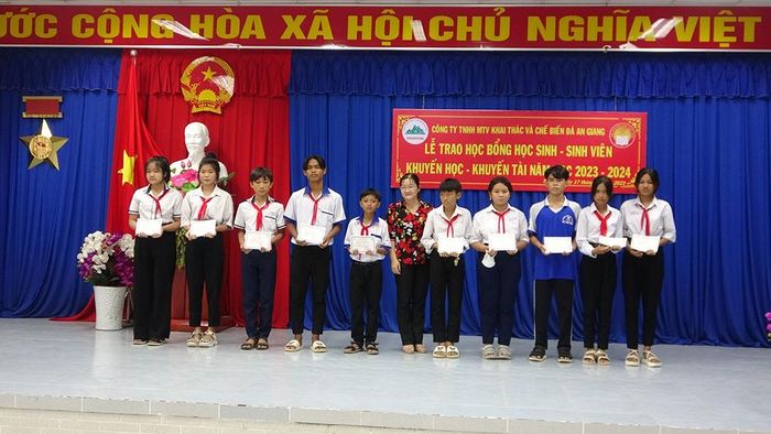 Trao học bổng do Công ty TNHH MTV Khai thác và Chế biến đá An Giang