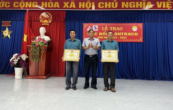 Chủ tịch Hội Khuyến học tỉnh An Giang Nguyễn Tấn Danh trao cảm tạ Công ty TNHH Liên doanh Antraco