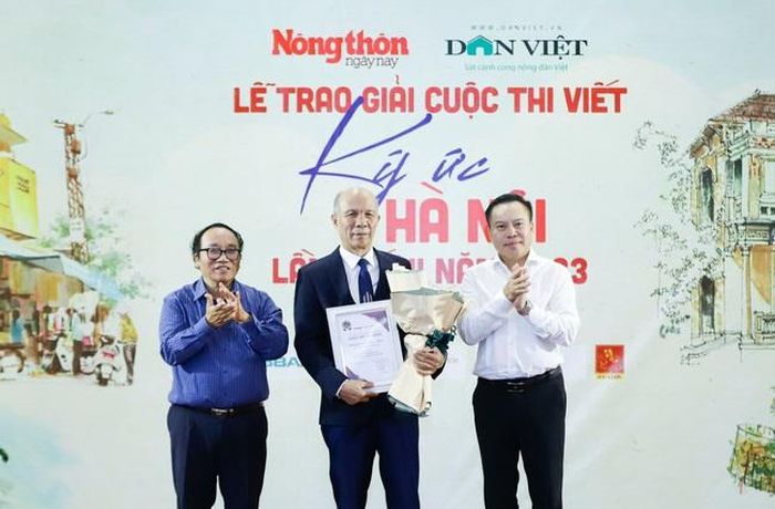PGS-TS Đinh Trọng Thịnh (giữa) được trao giải Nhất. Ảnh: BTC