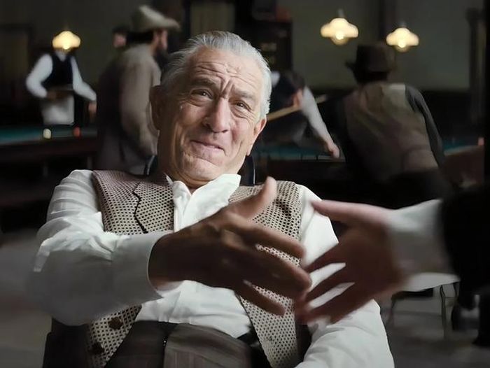 Robert De Niro vào vai William Hale