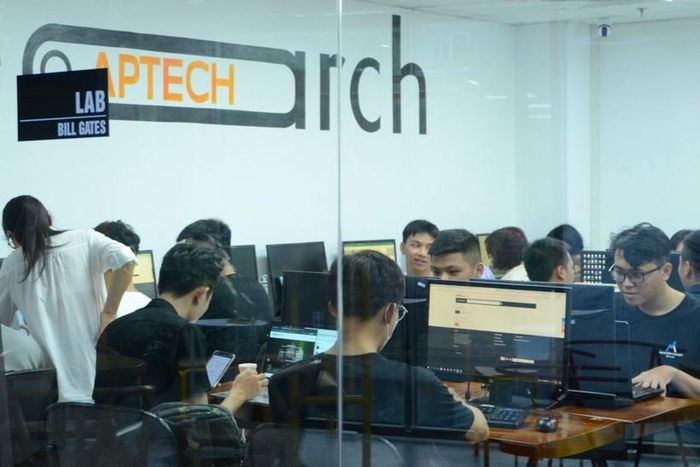 Các lập trình viên tương lai của Aptech đang thử sức với phần mềm AI. Ảnh: Dĩ Hạ