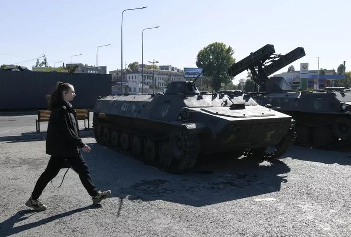 Những xe bọc thép Ukraine bị thu giữ tại triển lãm ở Lugansk