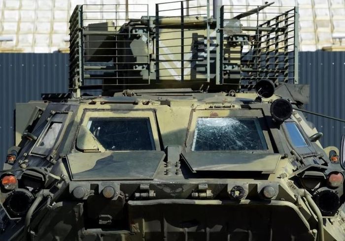 Một chiếc IFV BTR-4E "Bucephalus" của Ukraine thu được được trưng bày ở Lugansk.