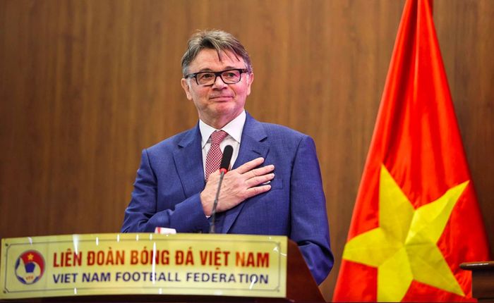 HLV trưởng tuyển Việt Nam Philippe Troussier khi ký hợp đồng với VFF