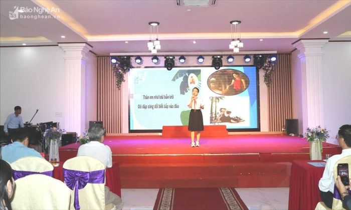 Học sinh huyện Quỳnh Lưu tham gia thuyết trình tại buổi truyền thông về Ngày Quốc tế trẻ em gái. Ảnh: Mỹ Hà