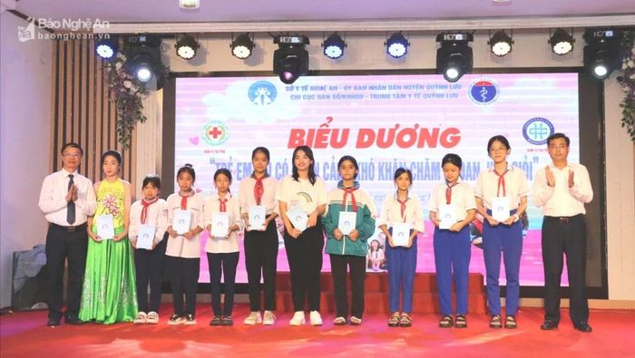 Chi cục Dân số - KHHGĐ tỉnh trao quà cho những học sinh nữ có hoàn cảnh khó khăn chăm ngoan học giỏi. Ảnh: Mỹ Hà