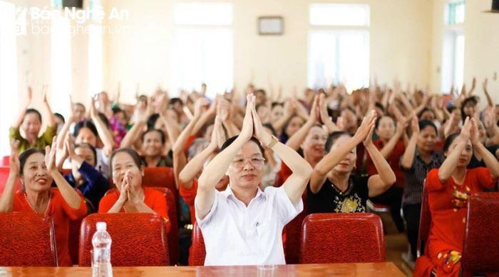 Người dân hào hứng tham gia các buổi truyền thông về dân số. Ảnh: DSNA