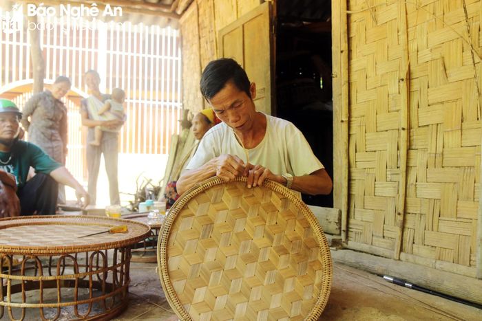  Cộng đồng người Khơ Mú vốn có truyền thống làm nghề đan lát. Những vật dụng họ làm ra trước đây chỉ để phục vụ nhu cầu trong gia đình. Ông Lữ Văn Liên (63 tuổi) cho hay: Những người con trai Khơ Mú ở bản sinh ra đã có năng khiếu đan lát. Chỉ cần đứng nhìn người lớn đan thì vài ba hôm đã có thể bắt tay vào làm. Hiện trong bản có 30 hộ làm nghề đan lát, sản phẩm làm ra được bán đi khắp nơi, vì thế, dần dần xóa được đói nghèo. Ảnh: Đào Thọ 