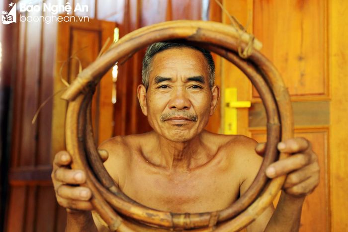  Ông Lữ Văn Vân ở bản Đỉnh Sơn 1 là người có thâm niên hơn 40 năm làm nghề. Ông được đánh giá là người đan ghế mây đẹp nhất, nhì bản. Theo ông Vân, muốn ghế được chắc, bền thì việc chọn cây mây rất quan trọng, mây nhỏ dễ uốn nhưng độ bền không cao, mây lớn tuy cứng, khó uốn nhưng ngược lại có sức chống chịu với mối mọt, nên ghế có thể sử dụng được hàng chục năm trời. Ảnh: Đào Thọ 