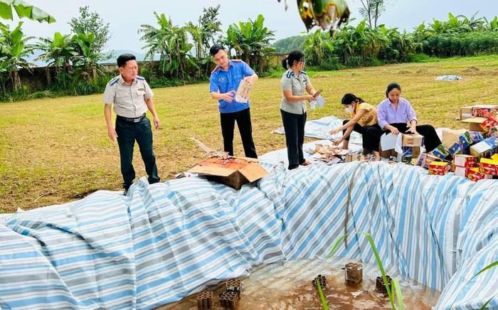 Hội đồng tiêu hủy vật chứng, tài sản tiến hành tiêu hủy bằng phương pháp bơm nước vào bể chứa nước rồi tháo từng quả pháo bỏ vào ngâm.
