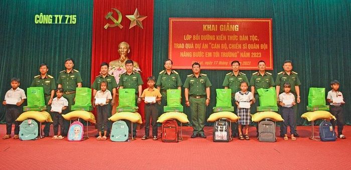 Công ty 715 trao tiền, nhu yếu phẩm, đồ dùng học tập cho các em học sinh theo Dự án “Cán bộ, chiến sĩ Quân đội nâng bước em tới trường” năm 2023. Ảnh: Đinh Yến