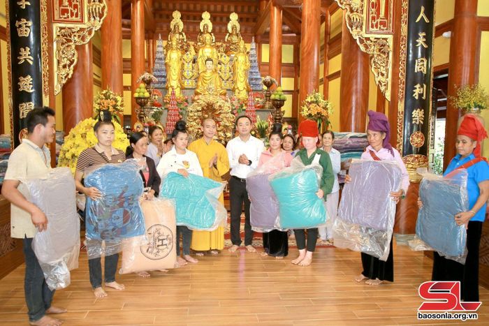 Các hộ có hoàn cảnh khó khăn nhận quà từ Chương trình.