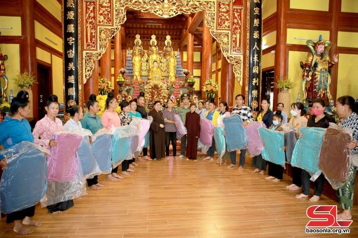 Các hộ có hoàn cảnh khó khăn nhận quà từ Chương trình.
