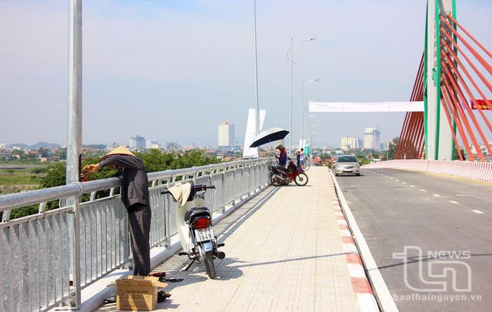 Công nhân đang hoàn thiện các hạng mục cuối cùng trước giờ thông xe.
